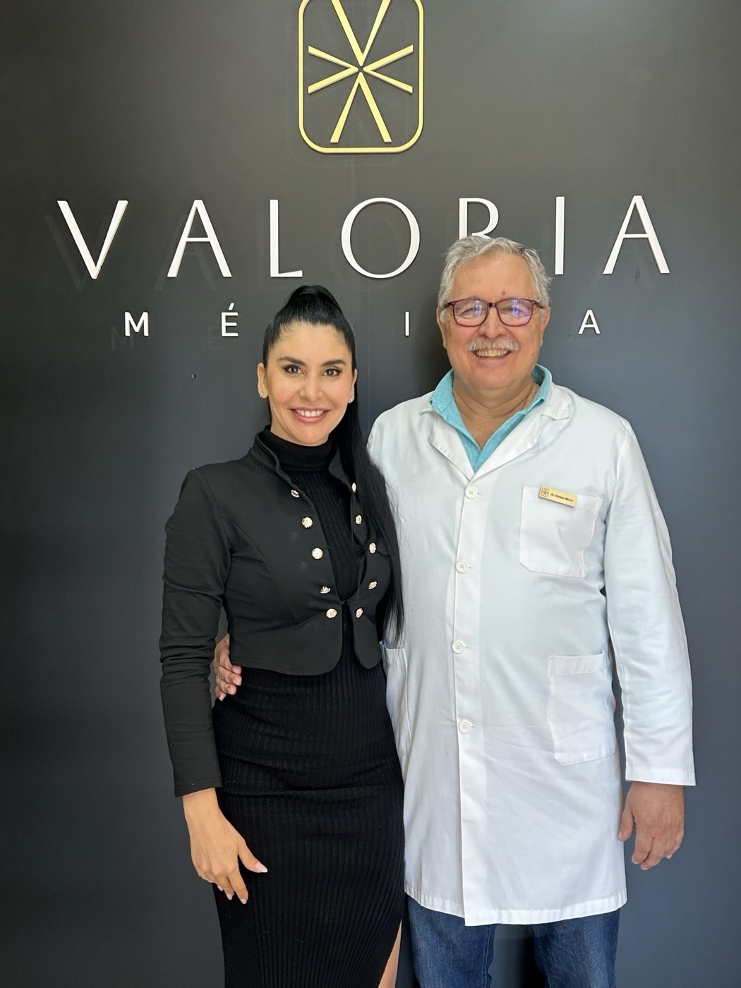 Marianela y Dr. cirujano plástico — Equipo Valoria Médica